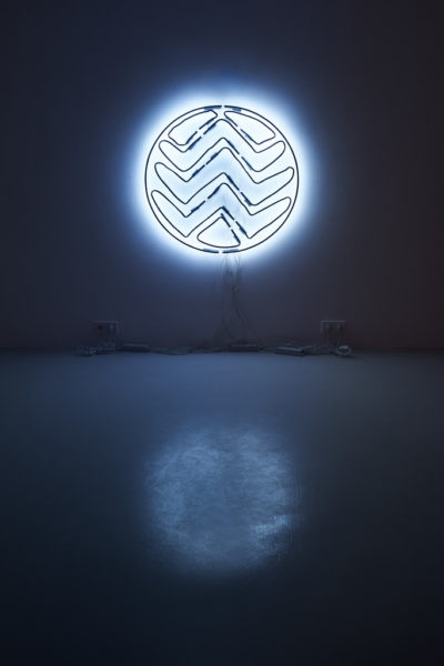 Neon na wystawie „Porządek” Huberta Czerepoka. Fot. Tomasz Koszewnik