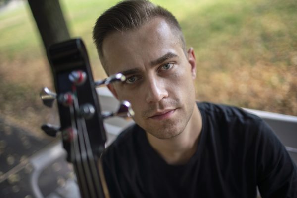 Bartosz Zboralski, poznański wiolonczelista, autor projektu Loop Trigger. Fot. Mariusz Forecki