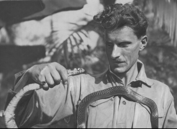Arkady Fiedler trzymający węża, żródło Narodowe Archiwum Cyfrowe