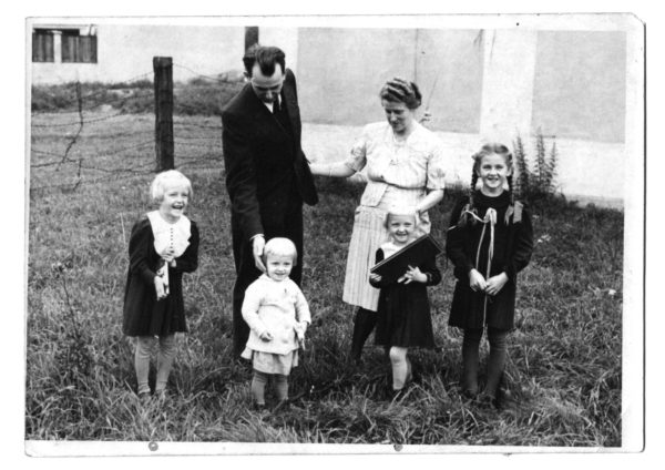 Franciszek Witaszek z żoną Haliną z domu Muszyńską oraz córkami, 1941 r., fot. archiwum rodzinne