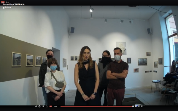 Kuratorka Anka Gregorczyk i autorzy zdjęć, kadr z wideorejestracji wernisażu wystawy w Centrali. 