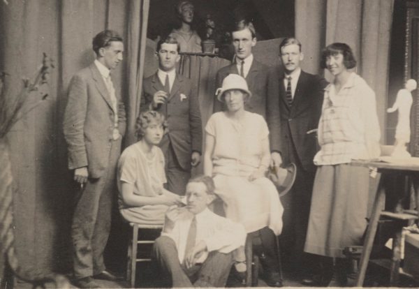 Ludwik Puget z rodziną i przyjaciółmi w swojej pracowni w Paryżu, 1924, fot. Polona