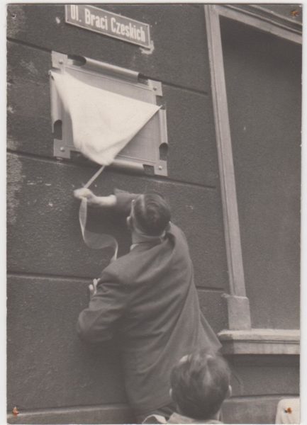 Odsłonięcie tablicy pamiątkowej i przemianowanie ulicy Szerokiej na Braci Czeskich, 1956 rok, fot. Muzeum Zamek Górków w Szamotułach
