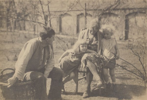 Jacek Puget z żoną Zofią i synami Franciszkiem i Janem w ogrodzie kolo domu Pugetów w Krakowie, ul. Wolska 18, około 1932 roku, fot Polona