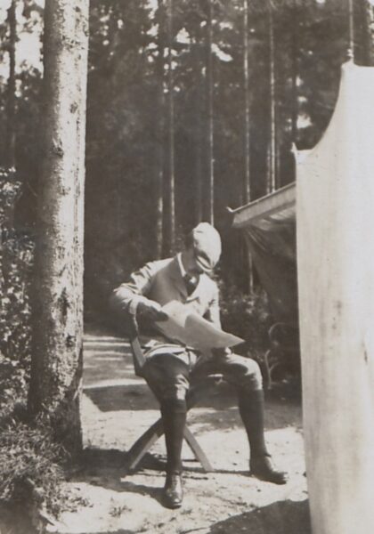 Wojciech Kossak w lesie, około 1915, fot. Polona