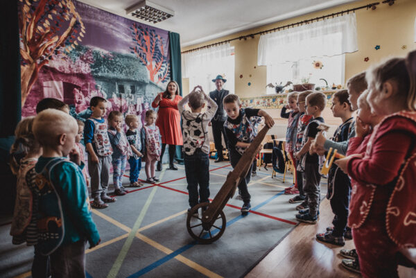 Lotanie z klekotami – jedna z wciąż żywych tradycji Bukówca Górnego – tu z udziałem przedszkolaków, fot. Marianna Łakomy  To dla nas niezwykle ważne