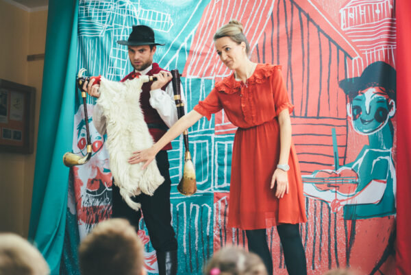 Dzieci mają okazję z bliska poznać i usłyszeć tradycyjne instrumentarium, na zdjęciu: Adam Kaiser i Karolina Ociepka, fot. Marianna Łakomy