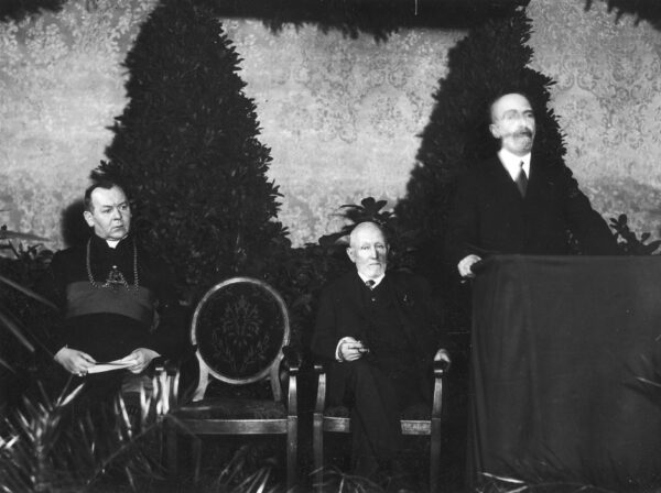 Bernard Chrzanowski (w środku) na Zjeździe byłych członków tajnych organizacji niepodległościowych zaboru pruskiego 1934, fot. Narodowe Archiwum Cyfr