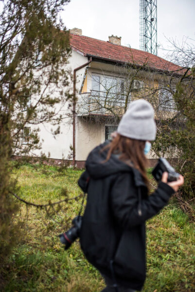 Diana Lelonek fotografuje dom w Roztoce, zaadaptowany na biura kopalni, fot. Michał Sita