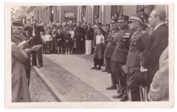 Pierwszy z lewej (czyta) dr Stanisław Owsiany, przewodniczący komitetu Ufundowania Broni, fot. Muzeum Zamek Górków w Szamotułach