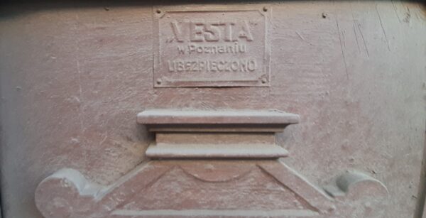 Tabliczka Vesta na drzwiach przy ulicy Niepodległości, fot. M. Gołembka