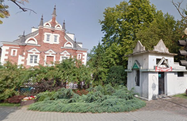 Neogotycki gmach Filharmonii Kaliskiej i budynek w jego pobliżu, fot. Mapy Google