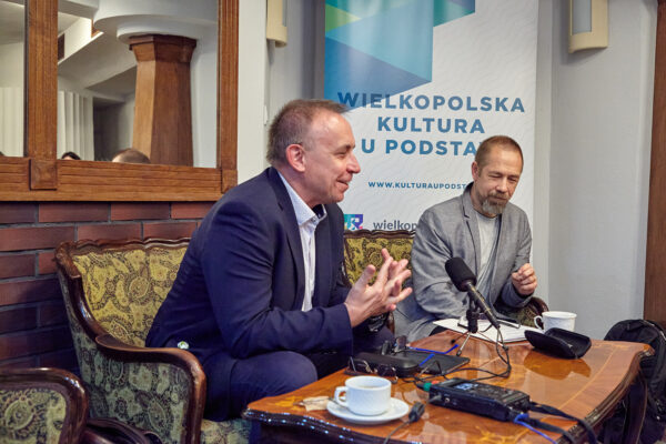 prof. Piotr Śliwiński i prof. Przemysław Czapliński  podczas spotkania z uczestniczkami Programu "Goście Radziwiłłów", sierpień 2021 r.