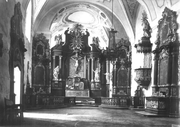 Wnętrze kościoła klasztoru Reformatów w Szamotułach w latach 50. XX w., fot. Muzeum Zamek Górków w Szamotułach