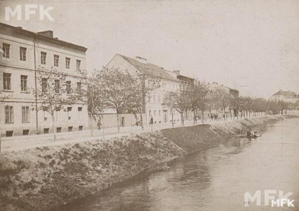 Jeden z najstarszych widoków na ulicę Babiną i kanał Babinka. Lata 90. XIX wieku. Zbiory Wirtualnego Muzeum Fotografii Kalisza