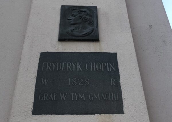 Tablica upamiętniająca Fryderyka Chopina na budynku UM Poznań, fot. Michał Dachtera