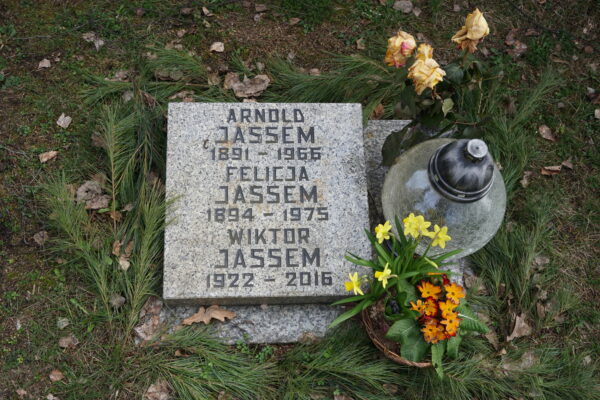 Grób prof. Wiktora Jassema na Cmentarzu Junikowskim