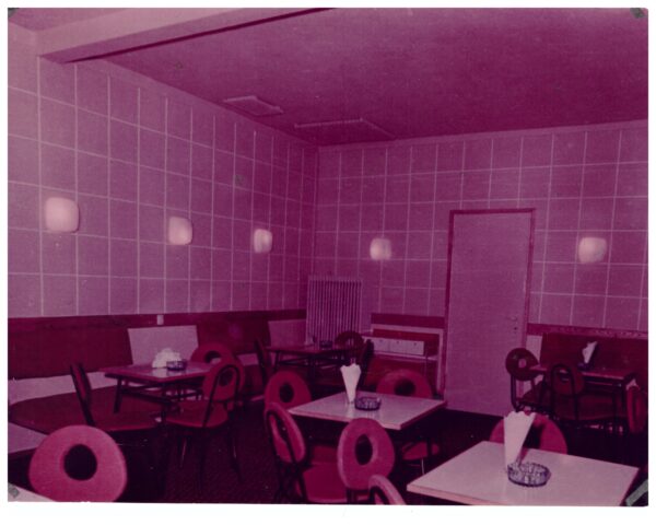 Wnętrze kawiarni, lata 60 XX w., fot. ze zbiorów prywatnych