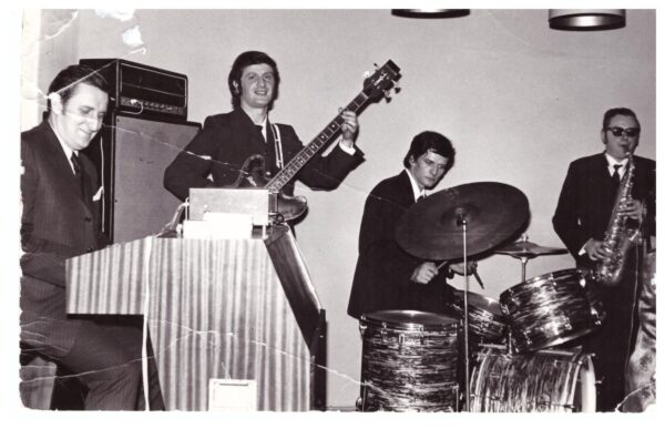 Pierwszy zespół muzyczny Dancing, w 1967 roku, od lewej Z. Starzyński (piano), S. Colombo (gitara), A. Siwiński (perkusja), S. Piłat (saksofon), fot. ze zbiorów prywatnych