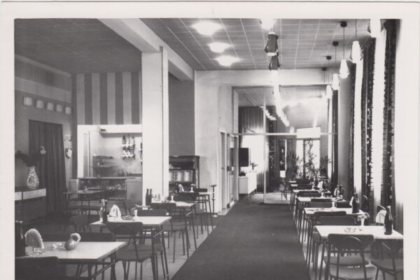 Wnętrze kawiarni, lata 70/80 XX w., fot ze zbiorów Muzeum Zamek Górków