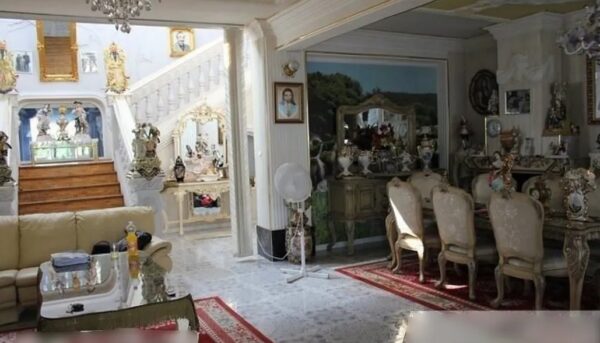 Wnętrze użytkowane przez zamożną rodzinę romską ze stylizowanymi meblami i wszechwystępującym świątkiem na ścianach, źródło z serwisu sprzedaży nieruchomości Money