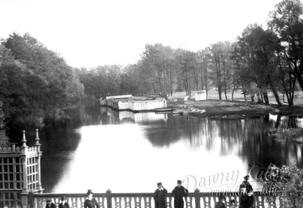 Kąpielisko dla pań i panów w okolicach teatru w Kaliszu, lata 90 XIX w, widok z mostu teatralnego, fot. zbiory Muzeum Okręgowego Ziemi Kaliskiej