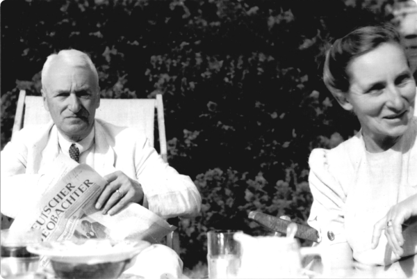 Na werandzie dworu brzezińskiego, lata 30 XX wieku, Ernest i Sophie Schloesserowie, fot. ze zbiorów rodziny Molków