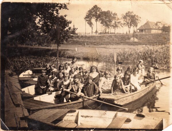 Dzieci z ochronki prowadzonej przez Siostry Służebniczki na przejażdżce na Jeziorku, lata 30. XX wieku, fot. archiwum prywatne Pani Barbary Lalowej