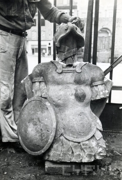 Panoplium z poznańskiego odwachu uszkodzone podczas wojny, fot. CYRYL