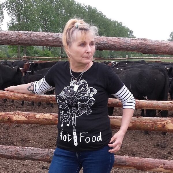 Elżbieta Mikucka, w tle stado krów z Deszczna, fot. archiwum prywatne
