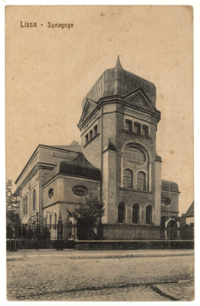 Widok synagogi od strony wschodniej wg fot. z książki Hansa Dunnhaupta, Lissa in Posen. Ein stadtebild, Lissa 1908.  