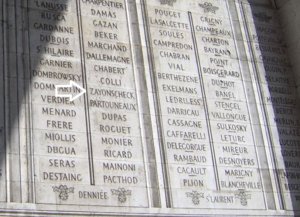 Nazwisko Zajączka na filarze Łuku Triumfalnego w Paryżu, źródło: domena publiczna