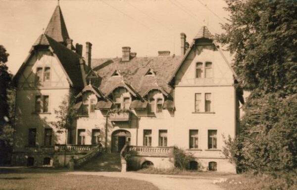 Wybudowany na fundamentach pałacu zajączkowskiego dwór rodziny Schloesserów z początku XX wieku, źródło: Urząd Miejski Gminy Opatówek