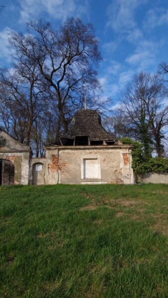 Jedna z kaplic bramnych na cmentarzu w Robaczynie, fot. Emilian Prałat