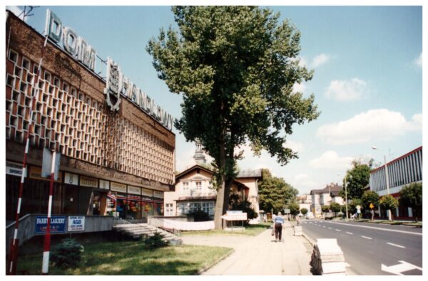 Dom Handlowy - lata 90. XX w., fot. z archiwum Muzeum Zamek Górków