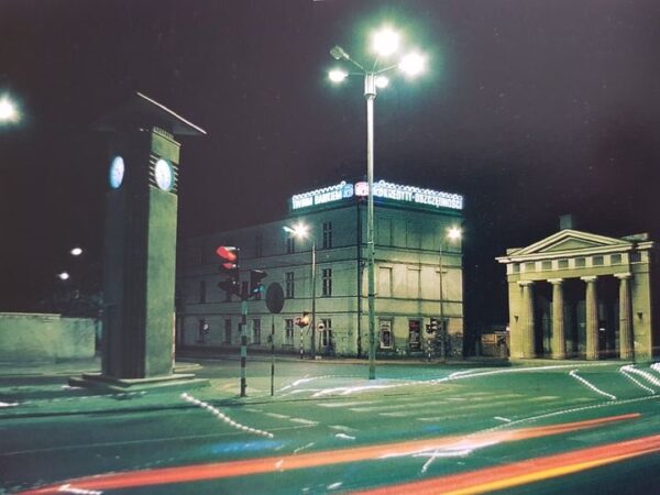 Artystyczne ujęcie początku ulicy Górnośląskiej z neonem PKO, fot. ze zbiorów Pawła Michalaka