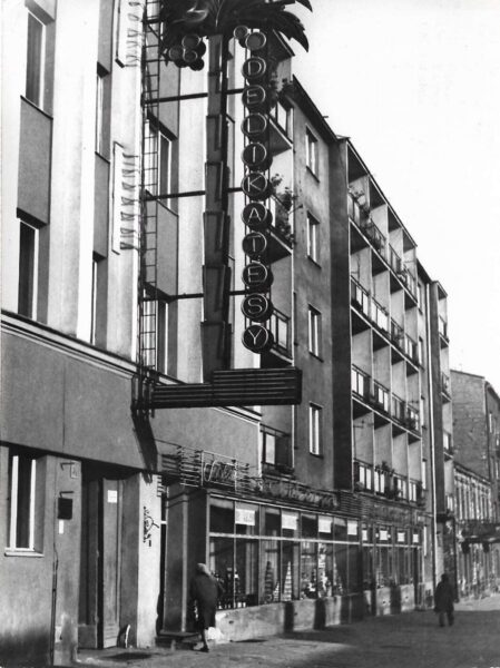 Palma - neon sklepu Społem przy Górnośląskiej 23,  fotografia z lat. 80. XX w., źródło: Wirtualne Muzeum Fotografii Kalisza