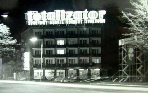Początek ulicy Górnośląskiej - neon Totalizatora Sportowego w latach 70-tych, XX w., źródło: Wirtualne Muzeum Fotografii Kalisz