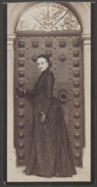 Portret Izabelli z Czartoryskich Działyńskiej stojącej przy drzwiach na dziedziniec zamku w Gołuchowie, fot. Muzeum Narodowe w Warszawie
