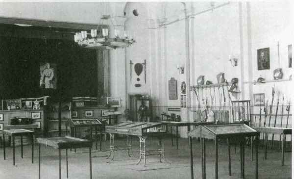 Sala wystawowa w prywatnym muzeum F.Sałacińskiego, rok 1947, fot. ze zbiorów Muzeum Śremskiego