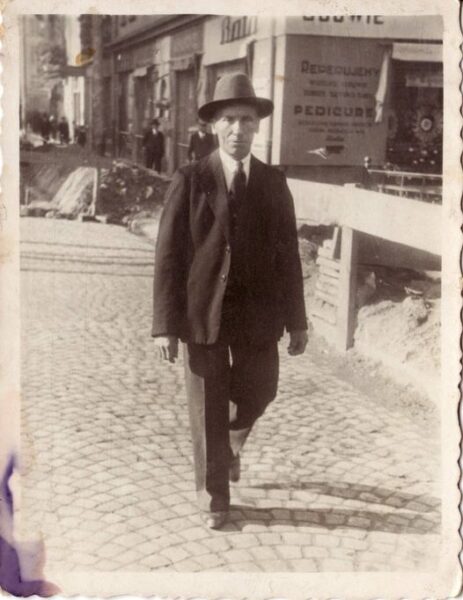 Afisz nad wejściem do sklepu Bata przy ulicy Śródmiejskiej w Kaliszu, po 1935 roku, fot. ze zbiorów Marcina Bratka