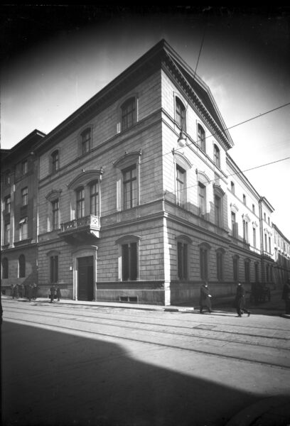 Widok zewnętrzny budynku Polskiej Akademii Umiejętności, 1928, fot. Narodowe Archiwum Cyfrowe