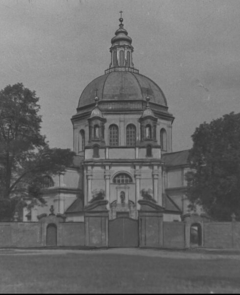 Widok zewnętrzny kościoła w Głogówku, fot. Narodowe Archiwum Cyfrowe