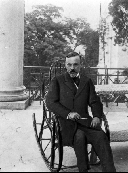 Henryk Sienkiewicz wypoczywający na tarasie pałacu w Miłosławiu, fot. Narodowe Archiwum Cyfrowe