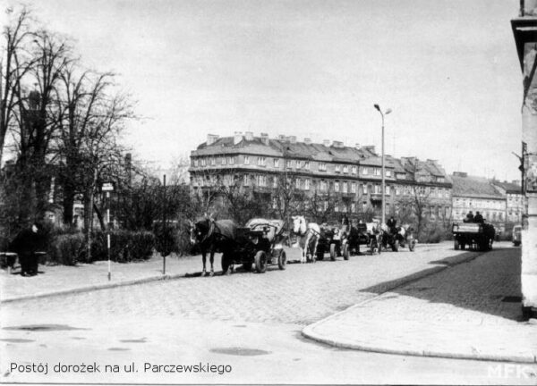 Postój dorożek przy ulicy A. Parczewskiego w połowie XX wieku, fot. ze zbiorów Wirtualnego Muzeum Fotografii Kalisza