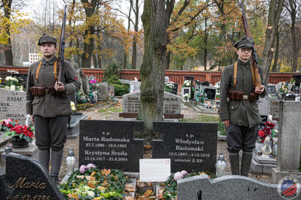 ''Tschuff'' podczas uroczystości związanej z ustawieniem tabliczki pamiątkowej na grobie powstańca wielkopolskiego. Fot. Dawid Gabler