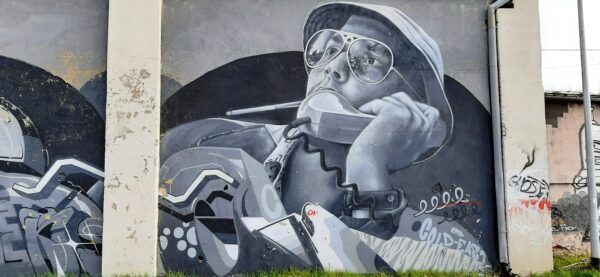 Malowidło z wizerunkiem Huntera S. Thompsona na elewacji od ulicy Tama Kolejowa, fot. M. Gołembka