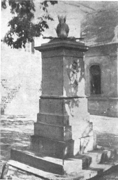 Nieistniejący pomnik Emiliana Węgierskiego przy Kościele Wniebowzięcia NMP w Ostrorogu, fot. Pamiętnik Koła Śpiewackiego św. Cecylji w Ostrorogu z okazji uroczystości 25-letniego istnienia 1911-1936.