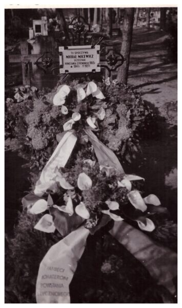 Grób powstańca Michała Micewicza na szamotulskim cmentarzu, lata 60., fot ze zbiorów Muzeum Zamek Górków w Szamotułach

