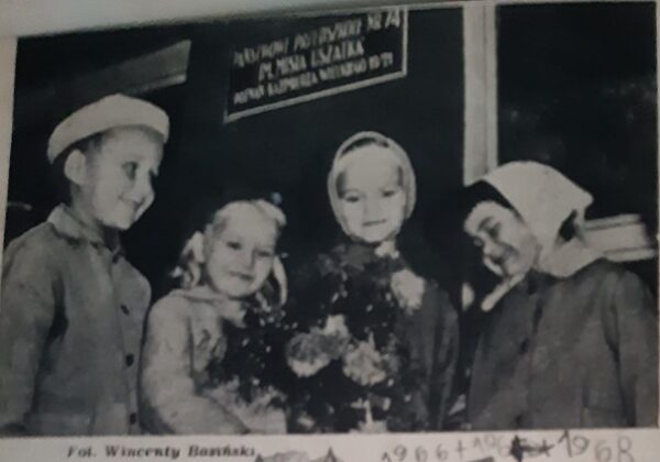 Na powyższym zdjęciu w pierwszym numerze „Misia” – druga dziewczynka od lewej to Sławka Sobkowska.  